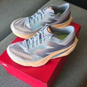 New Balance | Women's Athletic Shoes in Light Gray and Cream 9.5